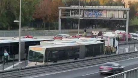 Zeytinburnu'nda metrobüs yangını!