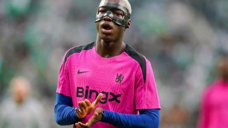 Why is Moises Caicedo wearing a mask for Chelsea in the Conference League final?