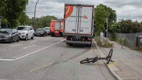 Lkw erfasste ihn beim Abbiegen - Radfahrer (53) stirbt fünf Tage nach Unfall