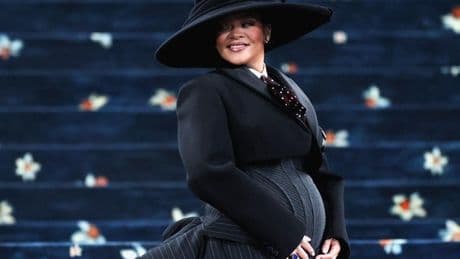 Rihanna revela su tercer embarazo en la MET Gala 2025, los 'Oscar de la moda'
