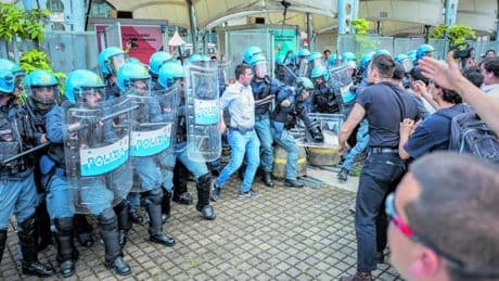 L’ira della polizia sui dem. "Appoggiano chi ci odia"