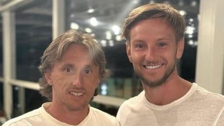 Rakitic incendia las redes con un cántico polémico