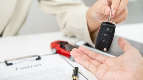 Rendre sa voiture un jour plus tôt lui coûte 203 € : face au scandale, Avis Budget finit par le rembourser