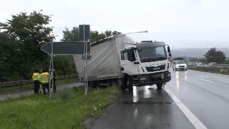 Lkw-Fahrer landet im Graben auf B535: "Denkmal der Dummheit"