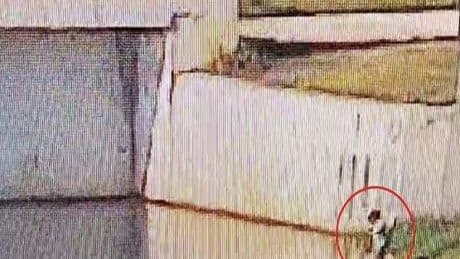 Bursa'da korku dolu anlar! 1,5 yaşındaki bebek parkta çaya düştü, güvenlik görevlisi böyle kurtardı
