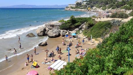 Mueren dos hermanos menores de edad ahogados en la playa Llarga de Salou