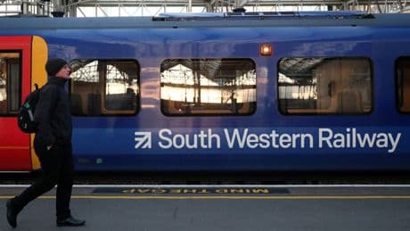 'Do not travel warning' as one of UK's biggest stations hit by 'major signalling failure'