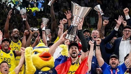 Euroleague şampiyonluğu binlerce taraftarla kutlanırken Jasikevicius net konuştu: 'F.Bahçe parçam'