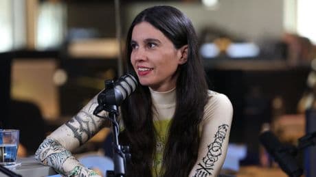 Javiera Mena, en el encuentro con socias y socios de elDiario.es: "Da miedo acercarse al dolor porque te hace no ser productivo, algo que nadie se permite hoy en día"
