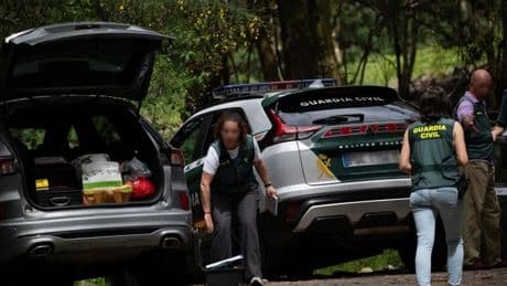 Aparecen dos cadáveres calcinados en el interior de un vehículo en un pueblo de Pontevedra