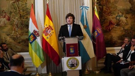 Javier Milei recoge el Premio Escuela de Salamanca: &quot;Cuanto más planifica el Estado, menos planifica el individuo&quot;