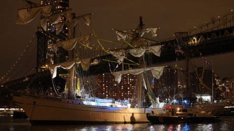 Unglück in New York: Schiff kollidiert mit Brooklyn Bridge - 22 Verletzte