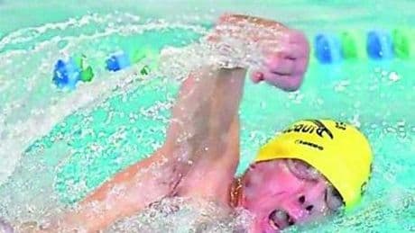 Campione di nuoto a 82 anni, la storia di Piero Oliva: “Grazie al cloro sono ringiovanito”