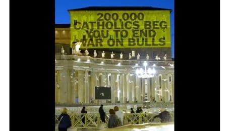 Los animalistas asaltan El Vaticano para protestar contra los toros: "Las corridas son pecado"