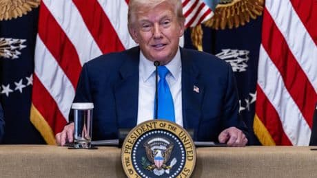 Trump firma una orden ejecutiva para elevar hasta el 50% los aranceles a Brasil