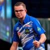 Van Veen dolblij na dartsstunt tegen gefrustreerde Humphries: 'Mijn grootste zege'