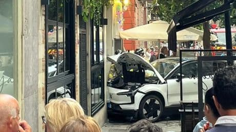 Una conductora arrolla a dos mujeres en una terraza al perder el control del coche