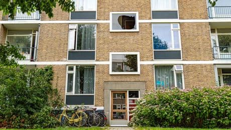 Jongen (17) gewond na val van uit flat, politie gaat uit van baldadigheid