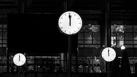 Quel jour est-il à minuit: 24h00 du même jour ou 0h00 du lendemain?