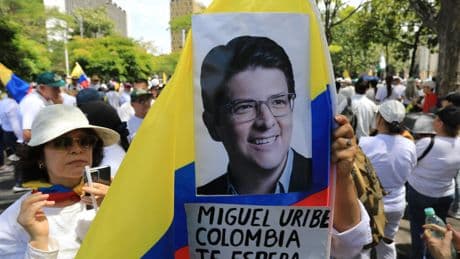 Colombie: des milliers de personnes aux marches de solidarité avec le sénateur Miguel Uribe