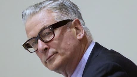 Tödlicher Schuss an Set: Alec Baldwin legt Rechtsstreit mit Justizbeamten in New Mexico bei