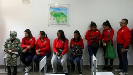 Au Venezuela, Nicolas Maduro mobilise la milice face à la pression militaire américaine