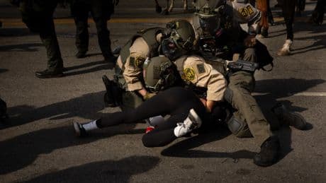 ICE : un rapport détaille les violences policières commises contre les manifestants à Los Angeles
