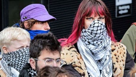 Pro-Palestijnse demonstranten zetten opnieuw tentjes op bij UvA: ’Mogen niet overnachten’