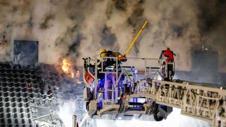 Nürnberg: Nächtlicher Brand erfasst drei Häuser – 40 Menschen evakuiert