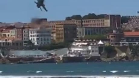 La aplaudida maniobra de un piloto del ejército del aire en Gijón que asusta a los bañistas de la playa