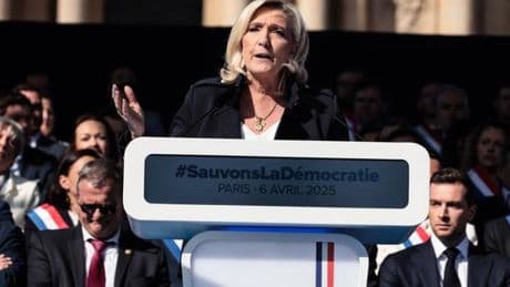 Mort du pape François : en France, droite et extrême droite taisent leurs critiques