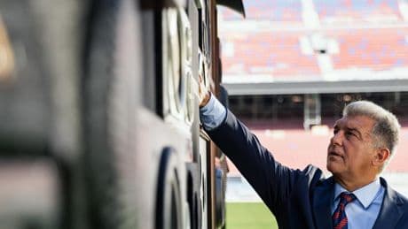 El presidente Laporta recibe un notable de los socios