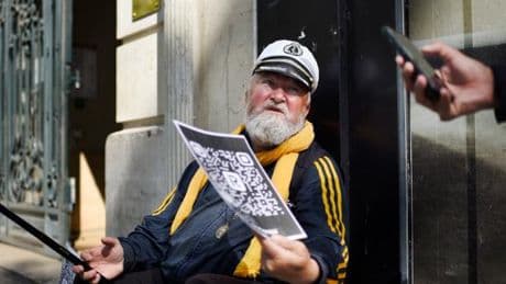 Marian, le sans-abri des Champs-Elysées : « Les gens n’ont plus d’espèces, alors on cherche des solutions »