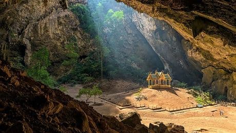 El curioso templo que se esconde dentro de una gigantesca cueva en Tailandia
