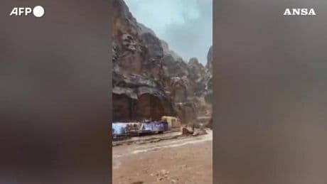 Inondazioni, turisti evacuati dal sito archeologico di Petra | Video