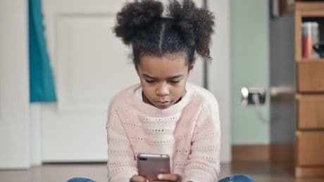 Au Royaume-Uni, la vérification d'âge sur internet entraîne la censure de contenus d'intérêt public