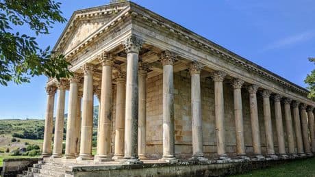 Parece Grecia, pero está en España: el Partenón escondido en un diminuto pueblo de Cantabria
