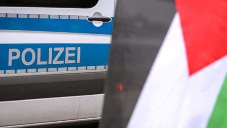 Radfahrer reißt Mädchen Palästinafahne aus der Hand – Vater fährt ihn mit Auto an