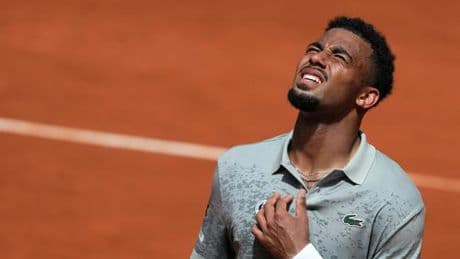 Arthur Fils sort vainqueur mais diminué de son match du deuxième tour de Roland-Garros