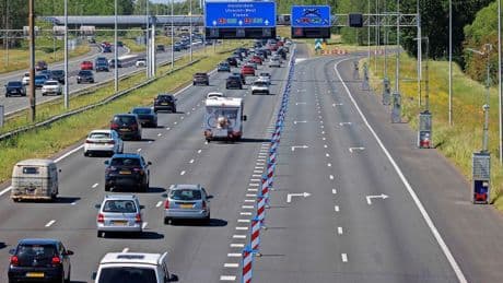 Al vroeg lange file op A1 door omrijders afsluiting A12