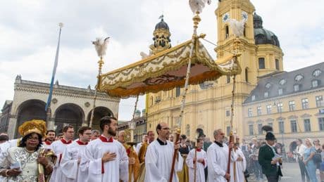 Brauchtum und Religion: Die alte Pracht - katholische Kirche feiert Fronleichnam