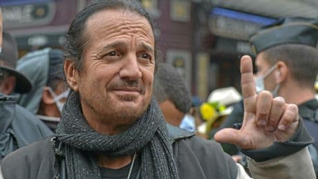 Francis Lalanne : son chant à la gloire de la Russie fait tache
