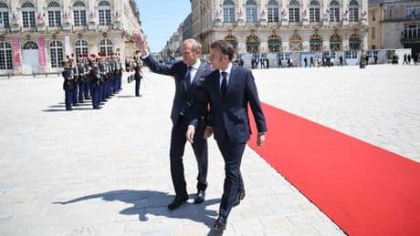 Emmanuel Macron et Donald Tusk signent un traité à Nancy pour renforcer les liens militaires entre la France et la Pologne
