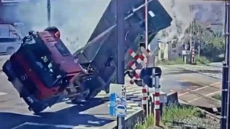 Kaboom statt Kabel - Lkw kracht in Oberleitung und kippt!