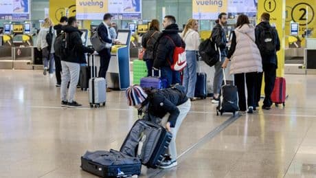 El apoyo europeo al cobro de la maleta de mano refuerza a las aerolíneas frente el Gobierno