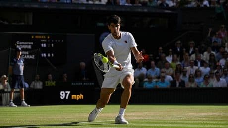 Moeizame toernooistart Carlos Alcaraz lijkt vergeten: titelverdediger overtuigend naar halve finale