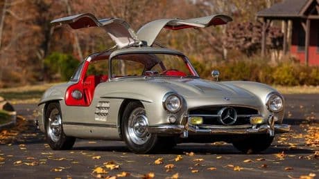 Coches de todas las épocas que montan puertas de ala de gaviota o apertura tipo tijera para huir del convencionalismo