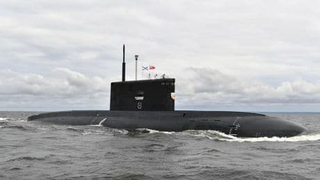 Un sous-marin russe pisté par la Marine nationale remonte près d'un chalutier breton, au-delà des eaux territoriales