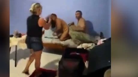 Beim Betrügen erwischt - Ehemann mit Flip-Flops verprügelt