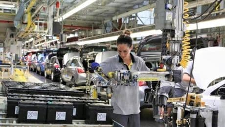 Stellantis y Renault advierten de "decisiones dolorosas" en los próximos tres años si Europa no protege al automóvil